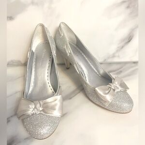 GB Gianni Bini 8M “BETSEY” Sliver Glittered Pumps with Ribbon Bow & Accent NWOB